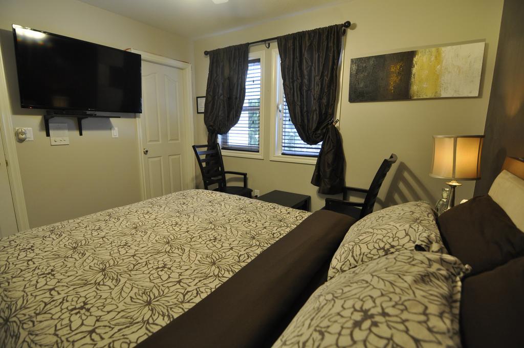 Cornerstone Bed And Breakfast Revelstoke Room photo