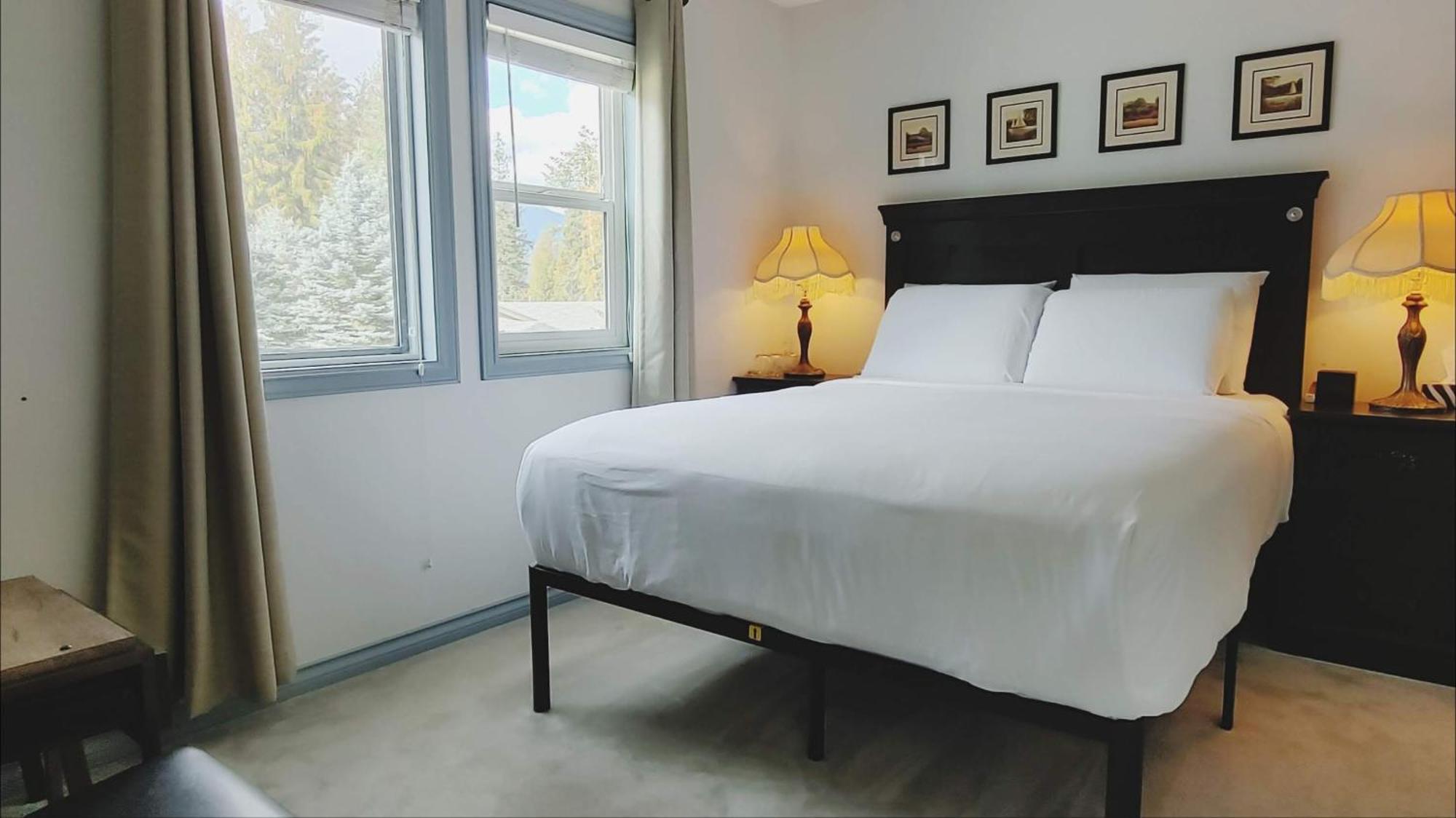 Cornerstone Bed And Breakfast Revelstoke Exterior photo