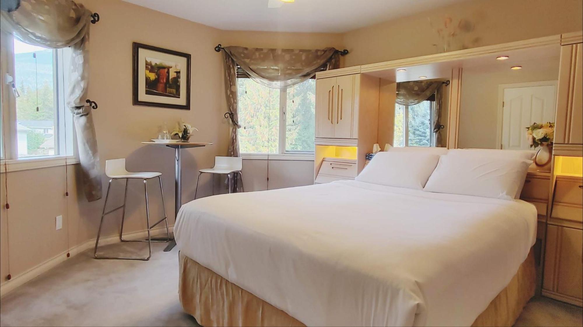 Cornerstone Bed And Breakfast Revelstoke Exterior photo