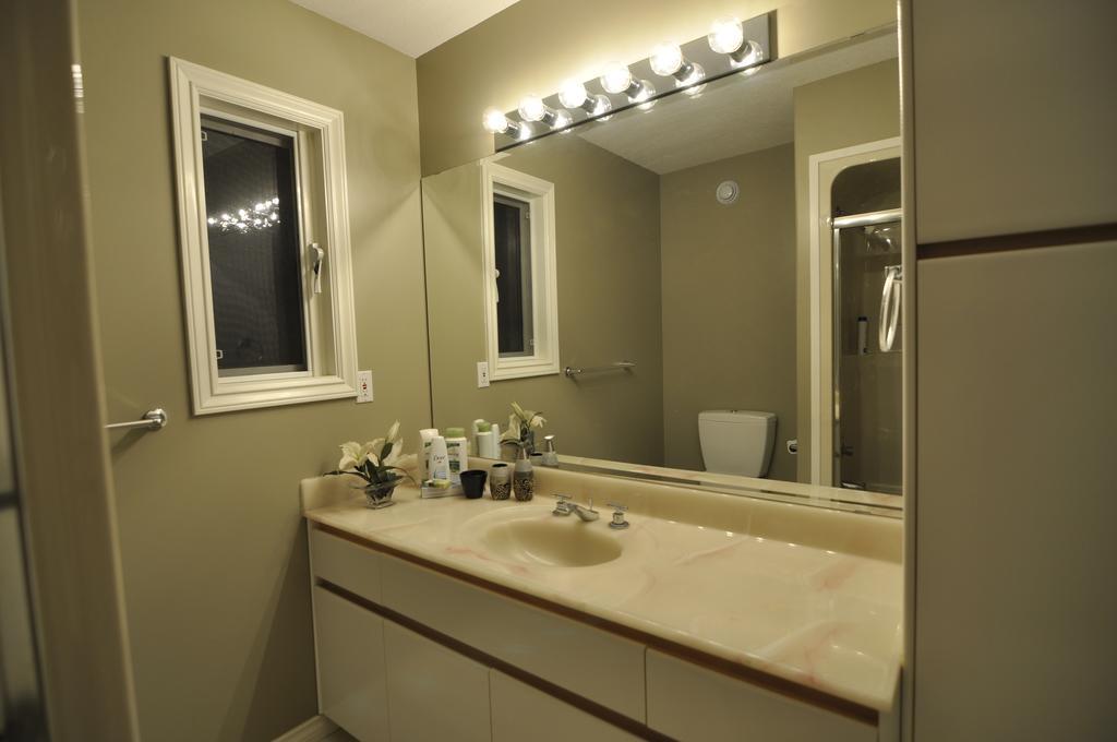 Cornerstone Bed And Breakfast Revelstoke Room photo