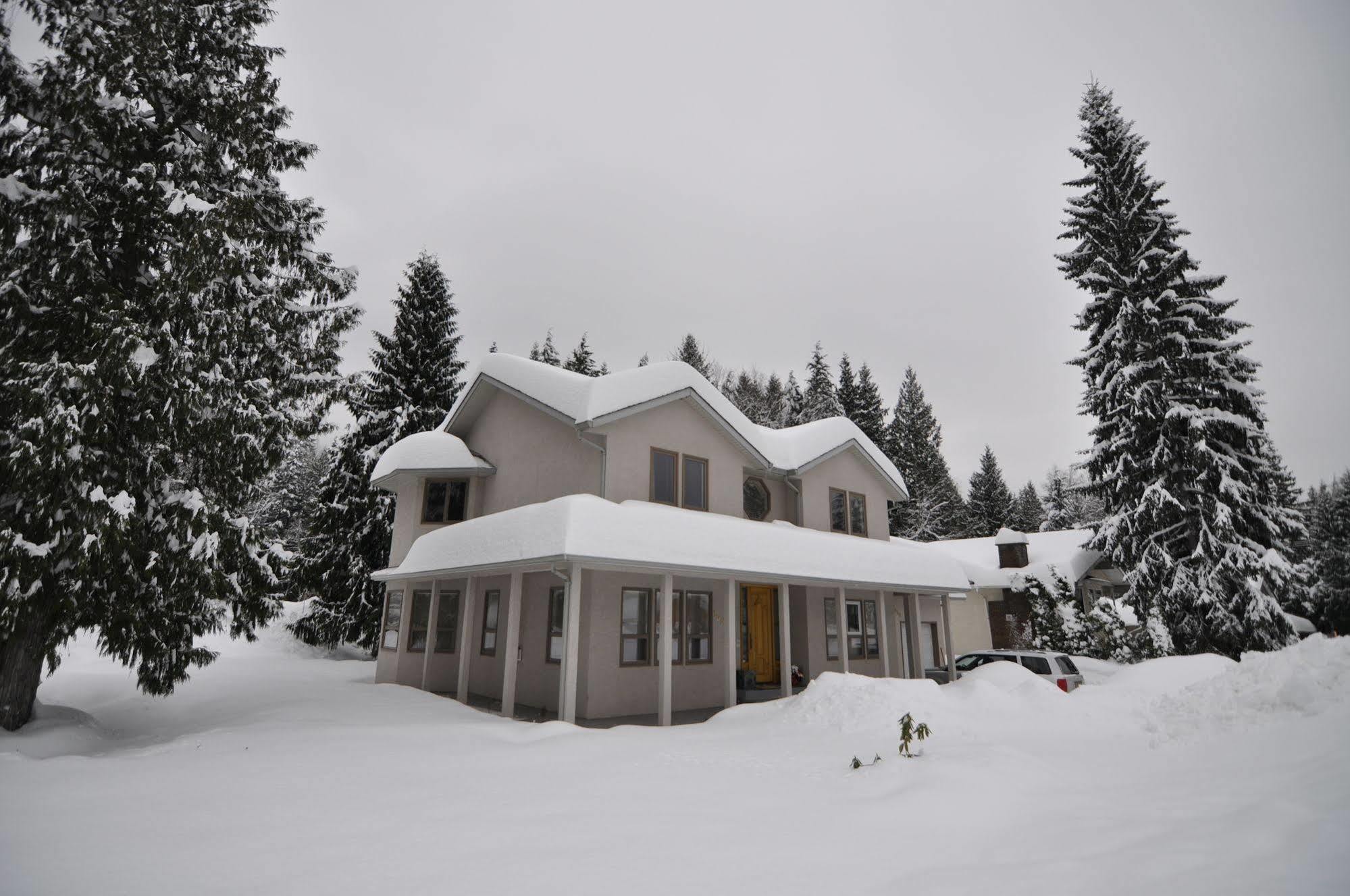 Cornerstone Bed And Breakfast Revelstoke Exterior photo