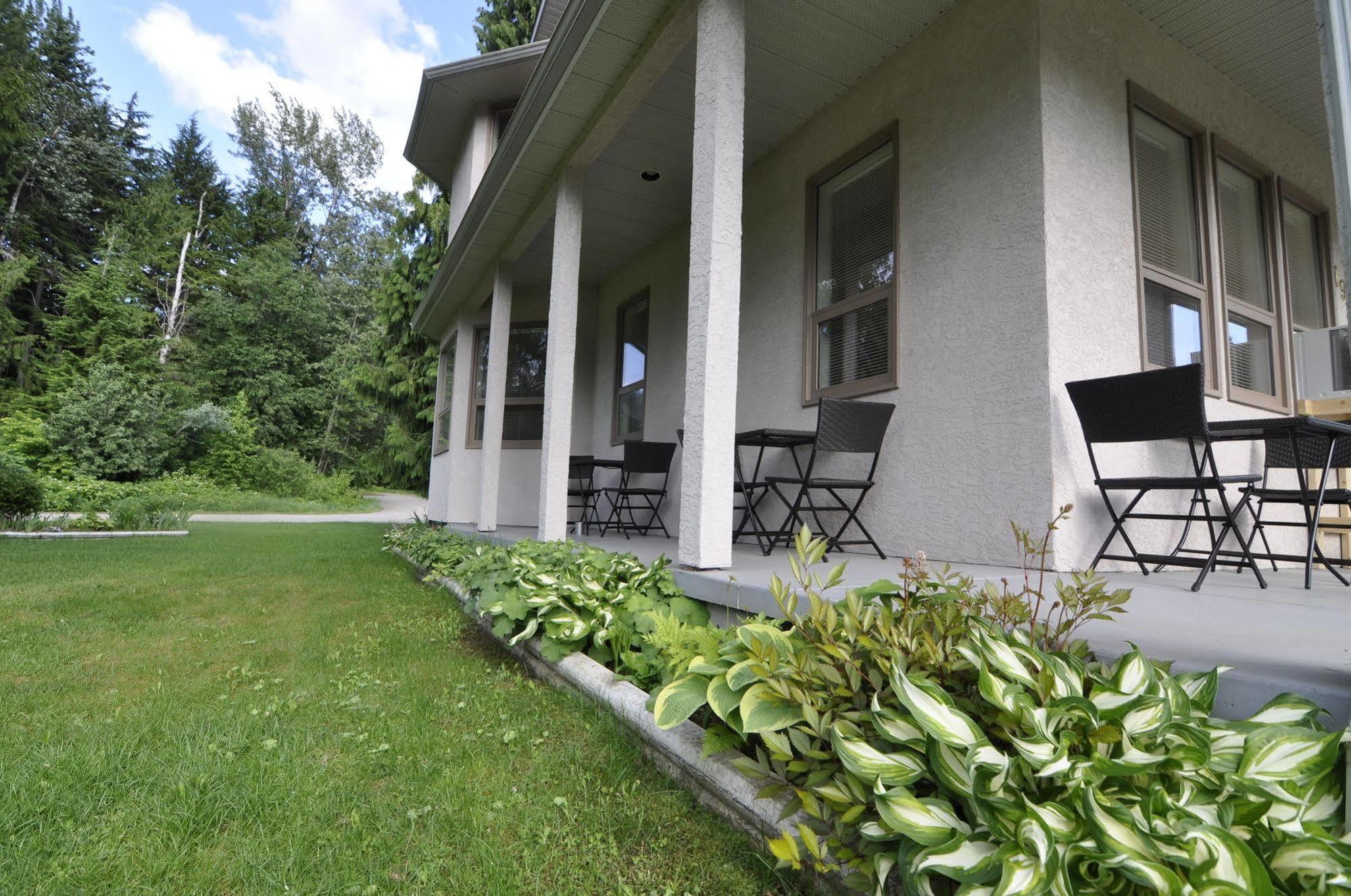 Cornerstone Bed And Breakfast Revelstoke Exterior photo